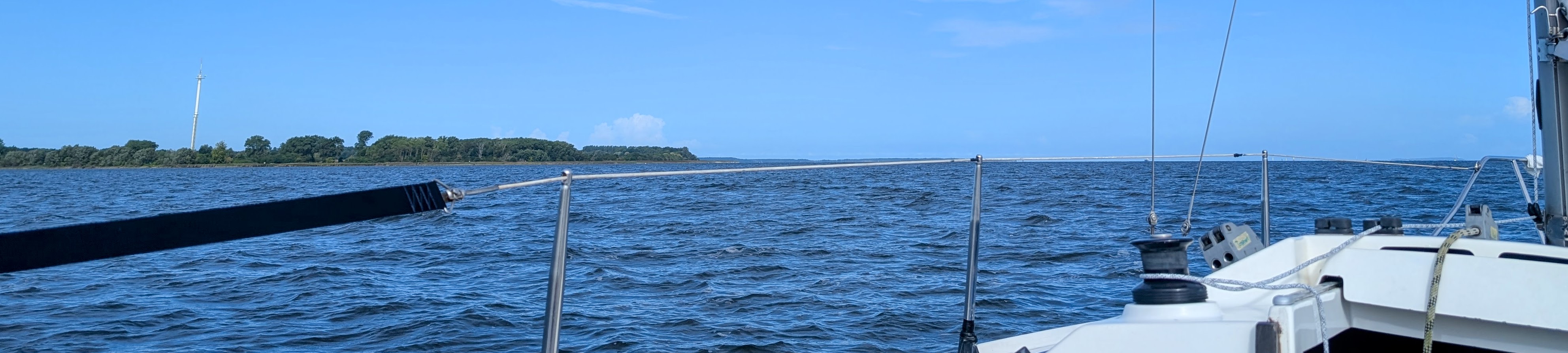 Ein Segelboot auf dem Wasser